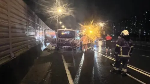 ▲台65線凌晨驚傳爆炸聲！拖吊車「燒成火球竄濃煙」駕駛跳車急逃生。（圖／翻攝畫面）