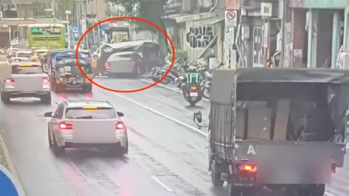 北市松山連環車禍！轎車被鏟飛「人行道狂翻1.5圈」驚悚瞬間曝光
