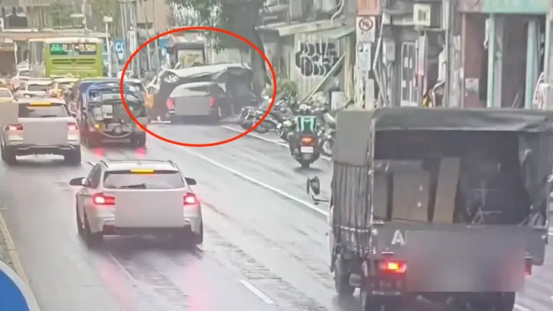 北市松山連環車禍！轎車被鏟飛「人行道狂翻1.5圈」驚悚瞬間曝光