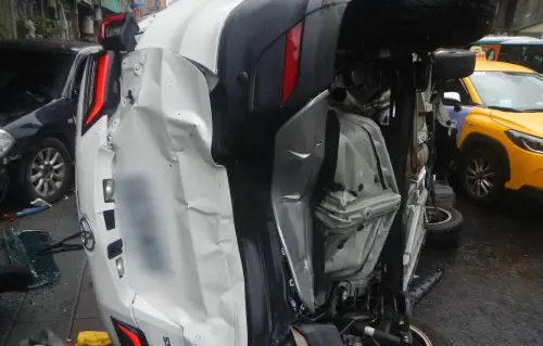 ▲北市松山連環車禍！轎車被鏟飛「人行道狂翻1.5圈」驚悚瞬間曝光。（圖／翻攝畫面）