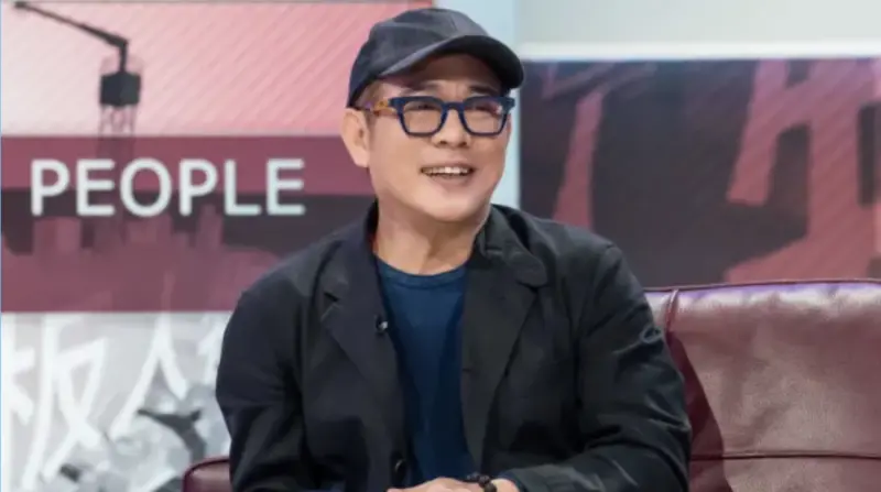 ▲現年62歲的李連杰（如圖）近來盛傳進行心臟移植手術，疑似換血使狀態回春，為此他親自拍影片澄清，感性吐露心聲「希望大家健健康康的」，不過仍有部分網友質疑，「這半年前拍了」、「貼了人工皮」，真實現況掀起熱議。（圖／TVBS提供）