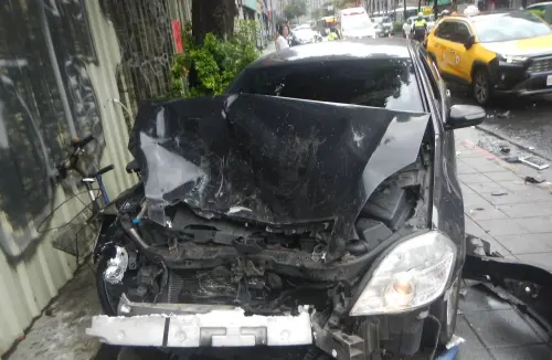 ▲北市松山連環車禍！轎車被鏟飛「人行道狂翻1.5圈」驚悚瞬間曝光。（圖／翻攝畫面）