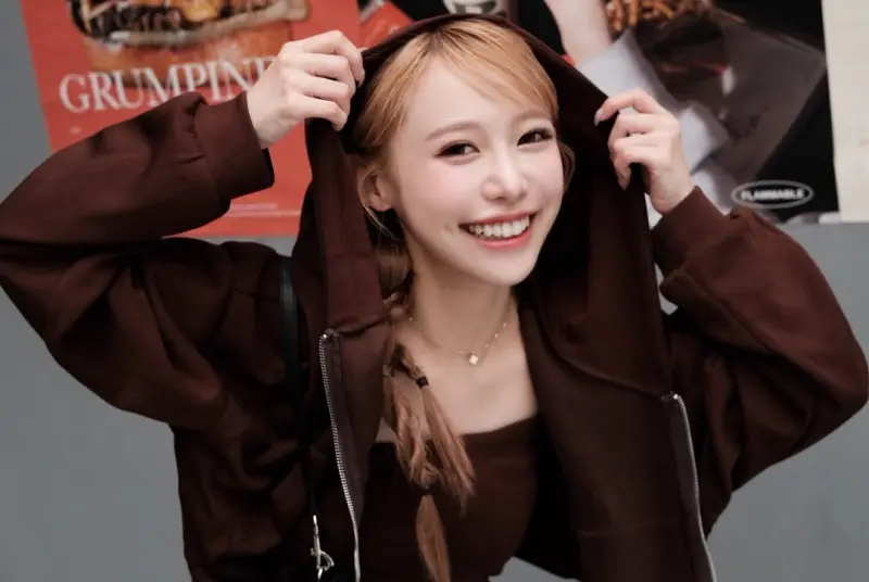 ▲紀卜心拍地板業配影片，飾演吃東西很雷、食物狂掉的人，不料遭網友批評浪費食物，她也親出面反擊：「看電視會去問劇組食物有沒有浪費嗎？」（圖／紀卜心IG@eatzzz7）