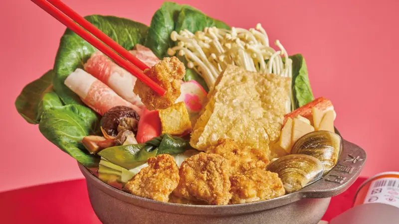 ▲最強「百元小火鍋」霸主六扇門聯名繼光香香雞，「魷澎湃香雞鍋」11月19日開賣，台灣辦桌名菜「魷魚螺肉蒜」一鍋三吃炸雞拌麵；12月台北市中正區新店開幕，全新升級版自助吧。（圖／六扇門6owldoor.com）