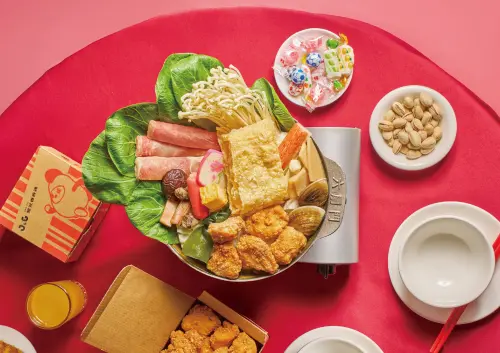 ▲六扇門全新開吃「魷魚螺肉蒜」湯底，聯名繼光香香雞開吃「魷澎湃香雞鍋」套餐。（圖／六扇門6owldoor.com）