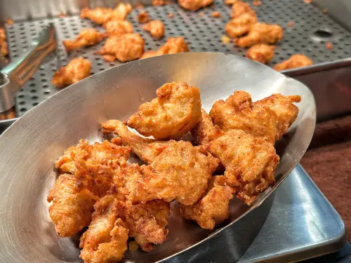 ▲繼光香香雞玩很大，不只聯名六扇門，還搭上愛奇藝原創劇集。（圖／繼光香香雞jgssg.com.tw）