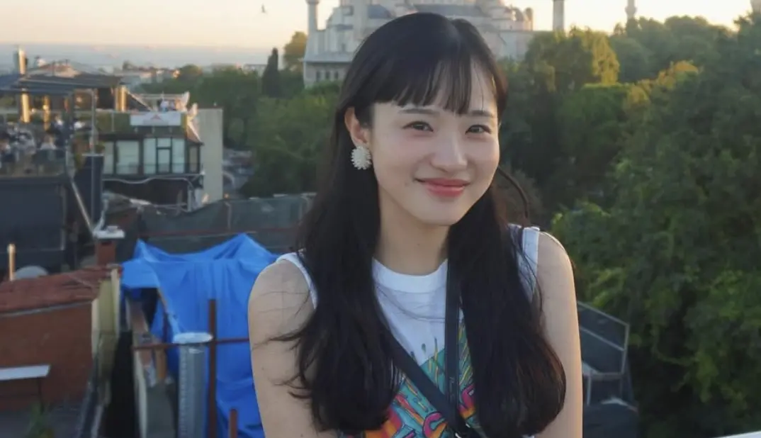 真人版櫻桃小丸子長大了！超高顏值、精通4國語言被讚：美女學霸