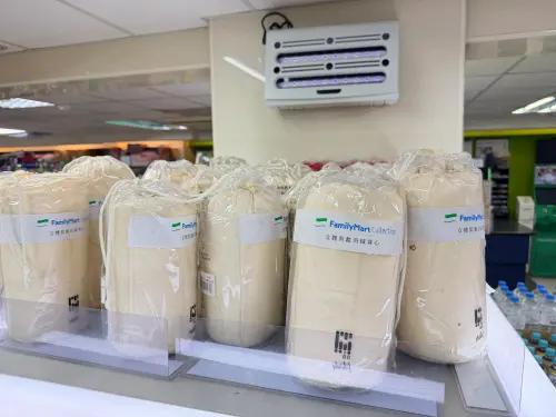 ▲全家羽絨外套從1490元下殺到298元。記者直擊汐止福德一路門市有滿滿的現貨。（圖／記者周淑萍攝）