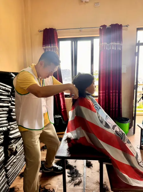 ▲吳正義學習幫女孩剪頭髮。（圖／吳正義提供）