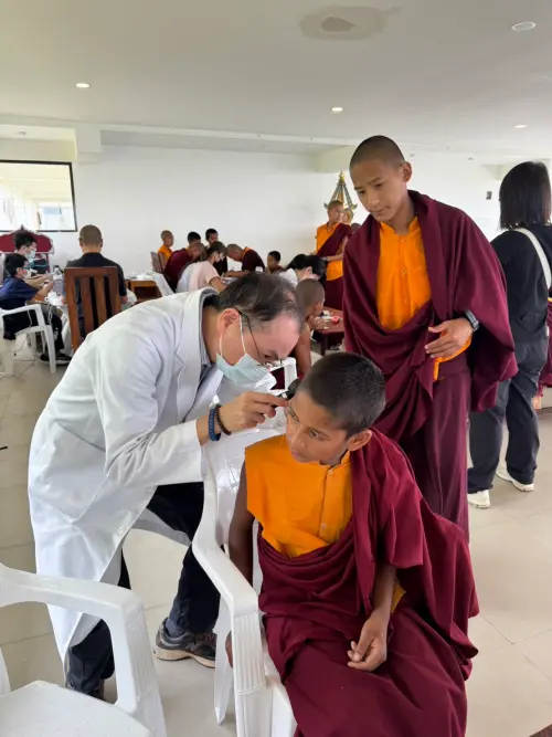 ▲醫師為尼泊爾學生義診。（圖／吳正義提供）