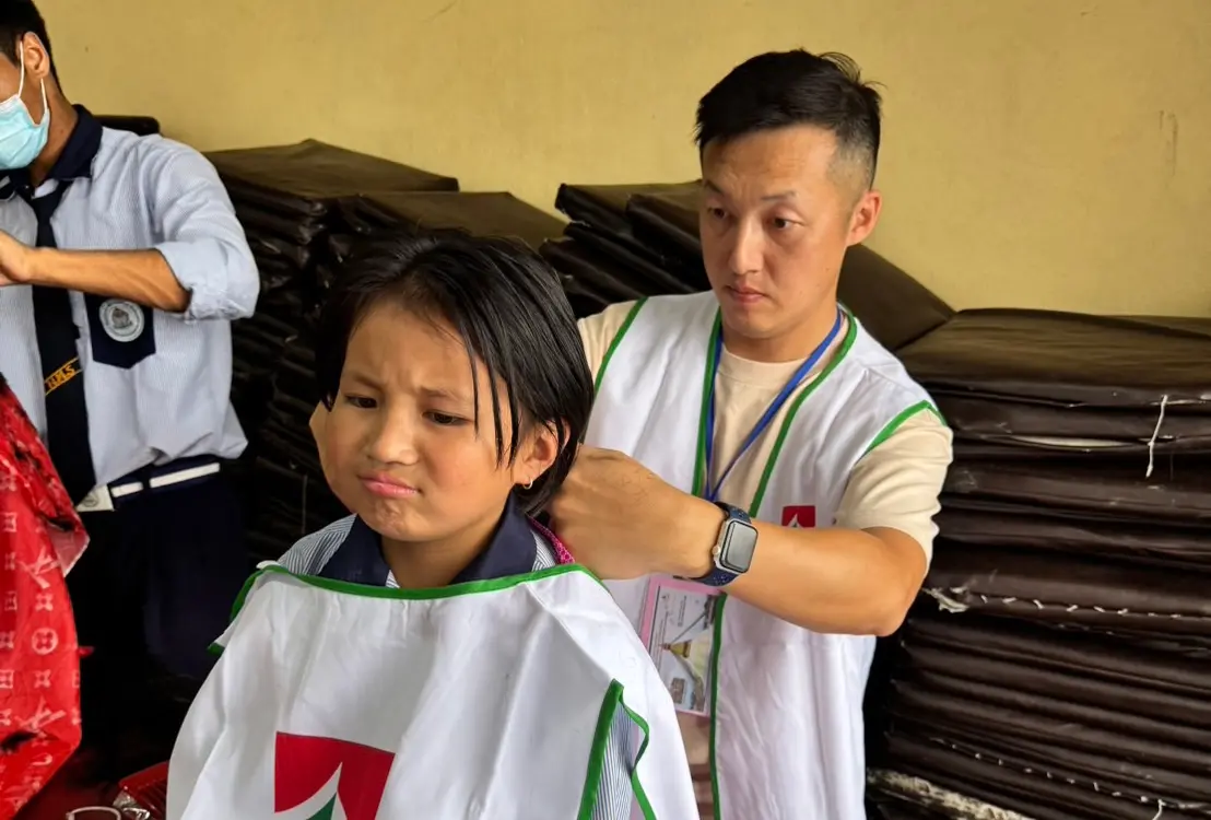 42歲房仲到尼泊爾當志工！不忍看女孩長滿頭蝨 當場激發剪髮技能