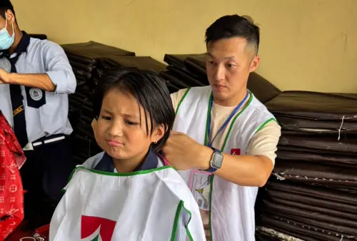 42歲房仲到尼泊爾當志工！不忍看女孩長滿頭蝨　當場激發剪髮技能
