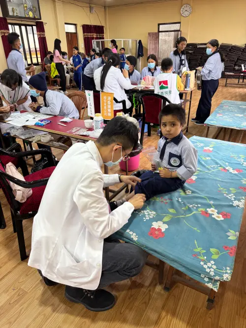▲醫師為尼泊爾學生義診。（圖／吳正義提供）