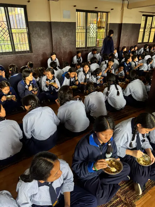 ▲學生們吃咖哩飯。（圖／吳正義提供）
