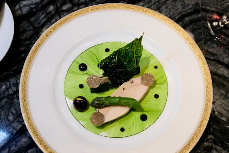 ▲「焰牛排館」邀請東京米其林二星餐廳 「ASAHINA Gastronome」的主廚朝比奈悟來台，獨家餐宴已全數售罄。沒訂到位的還可到吃到飽餐廳漢來海港，將有名廚設計的法式鴨肝慕斯。圖為餐宴菜色之一。（圖／記者葉盛耀攝）