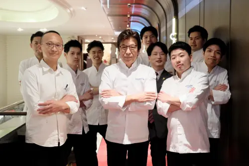 ▲「焰牛排館」邀請東京米其林二星餐廳 「ASAHINA Gastronome」的主廚朝比奈悟（中）帶領團隊來台，與「焰牛排館」店長Tony（左一）攜手推餐宴。（圖／記者葉盛耀攝）