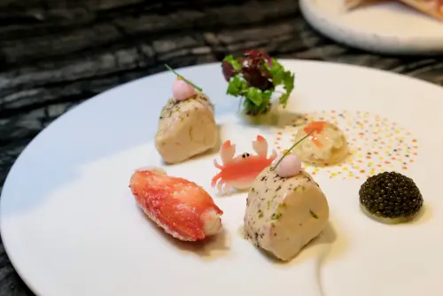 ▲「帝王蟹與龍蝦奶油」好似是向L'Atelier de Joel Robuchon的經典菜「蟹肉魚子醬」致敬。（圖／記者葉盛耀攝）