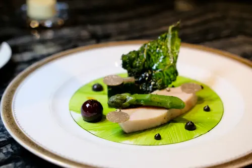 ▲「日月潭紅玉雞佐黑松露」將鴨肝與雞肉完美結合，畫盤的精緻與美學更是令人驚艷。（圖／記者葉盛耀攝）