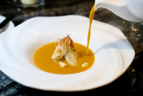 ▲「鮑魚佐法式魚湯」的湯頭相當濃郁迷人，好似馬賽湯那樣醇厚。（圖／記者葉盛耀攝）