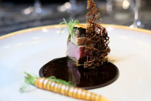 ▲「日本黑毛和牛威靈頓」有著超薄的派皮，搭佐和牛菲力、鴨肝、松露與佩里戈爾松露醬，即便濃厚卻不膩口。（圖／記者葉盛耀攝）