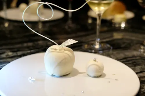 ▲甜點是朝比奈悟其東京餐廳的招牌之作「愛之蘋果」，同樣讓人讚嘆其料理的美學。（圖／記者葉盛耀攝）