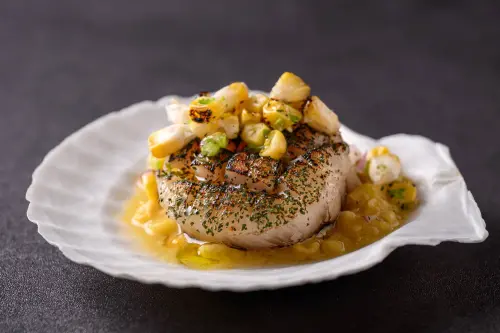 ▲「炙燒干貝與食茱萸/烤玉米/玉米味噌」將印度接頭小吃，幻化成精緻美味高檔菜餚。（圖／夏花餐室提供）