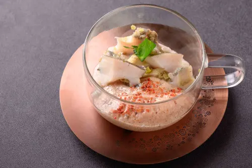 ▲「鮑魚粥」是將煮至粥狀的花蓮壽豐七星米鋪排上鮑魚片、漬茭白筍丁和小米味噌泡沫。