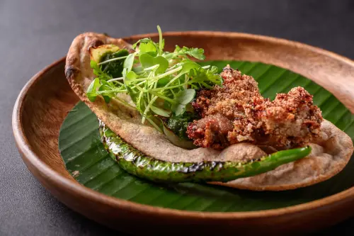 ▲「果阿街頭的酥煎鹽麴小牛胸腺」以筋道的薄麵包捲起酥香夠味的小牛胸腺與香料醬，愈嚼愈香。