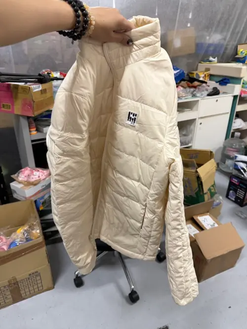 ▲網友表示，全家298元羽絨外套屬於輕薄款。（圖／Threads@wangtsungyao授權）