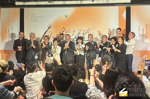 ▲今日的「台灣作家節」國際交流記者會在與會貴賓們共同啟動「文學彩炮」後熱鬧登場。（圖／記者李青縈攝）