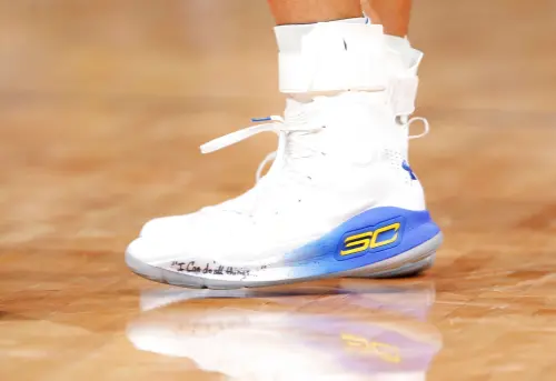 ▲根據《Sports Illustrated》與多家美國鞋業媒體報導，UA和柯瑞此次分手並非單純合約到期，而與Under Armour大規模財務重整、成本控管與品牌策略調整密切相關。（圖／美聯社／達志影像）