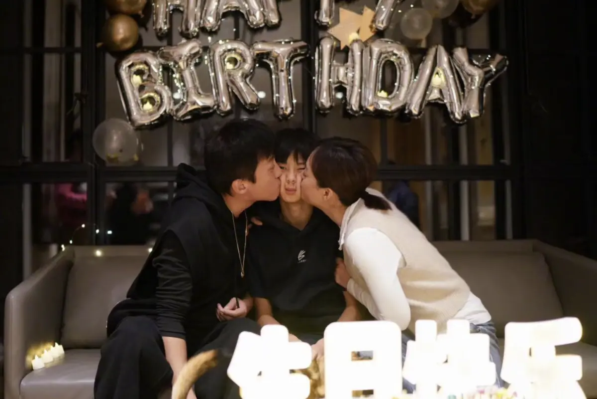 ▲孫儷（右邊）和鄧超（左）的兒子等等14歲了，吹蠟燭的側臉顏值勝過爸爸，孫儷回憶剛生完還不熟悉小嬰兒，有次忍不住哭了。（圖／翻攝自孫儷微博）