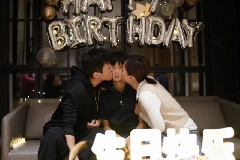 ▲孫儷（右邊）和鄧超（左）的兒子等等14歲了，吹蠟燭的側臉顏值勝過爸爸，孫儷回憶剛生完還不熟悉小嬰兒，有次忍不住哭了。（圖／翻攝自孫儷微博）