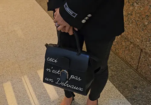 ▲李怡貞的手提包是Delvaux Brillant L'Humour50週年限定款，售價約32萬元。（圖／記者劉松霖攝）