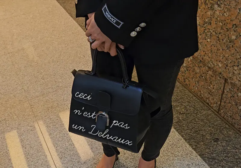 ▲李怡貞的手提包是Delvaux Brillant L'Humour50週年限定款,售價約32萬元。(圖/記者劉松霖攝)