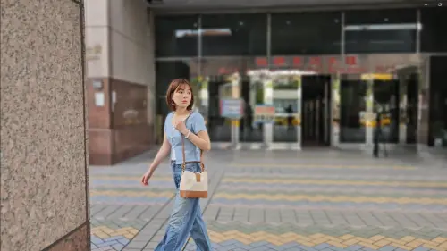 ▲對於李怡貞說不在意民事求償58萬元，因為今天行頭都不只如此，陳沂回敬「我今天行頭非常便宜，但是時尚的完成在臉蛋。」（圖／記者劉松霖攝）