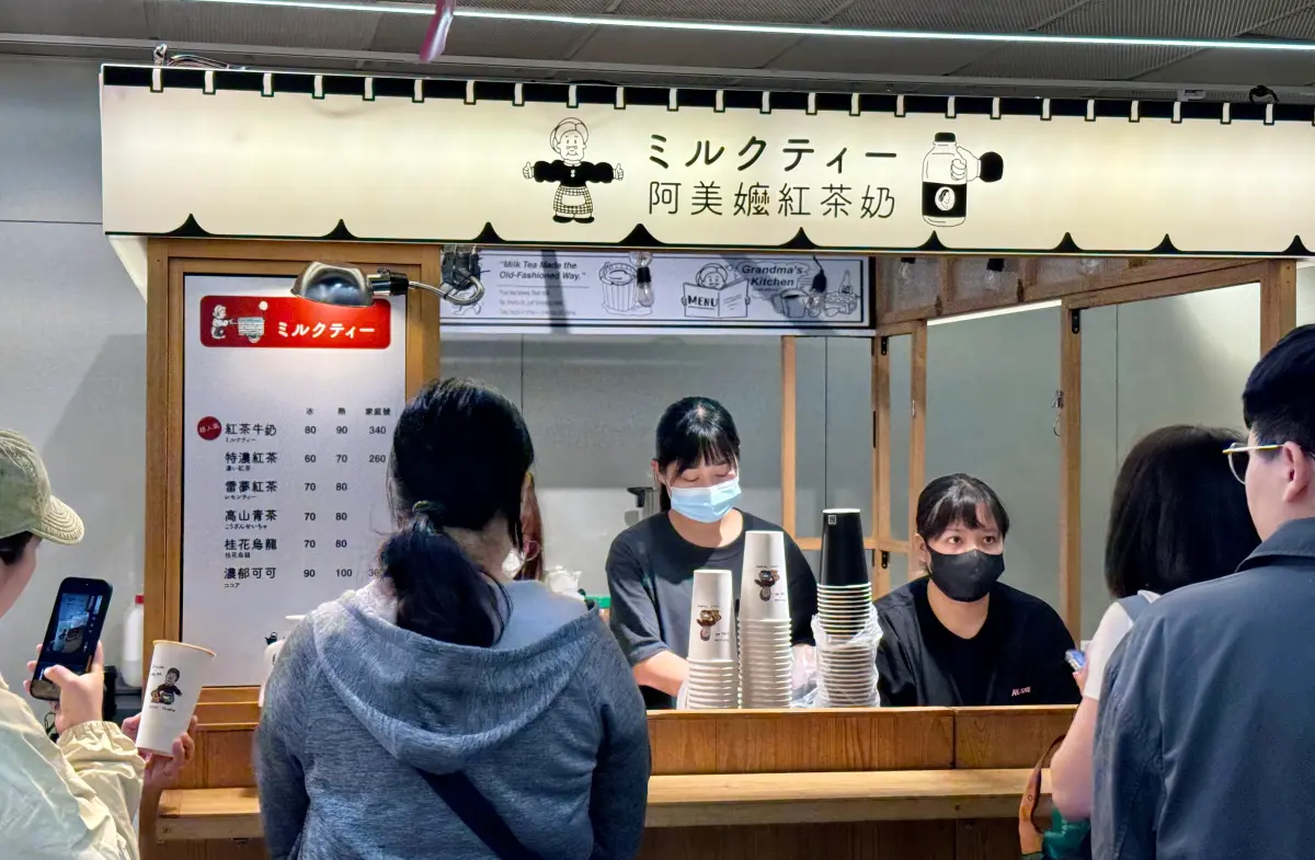 ▲台南神級奶茶「阿美嬤紅茶奶」來台北，快閃信義區Dream Plaza百貨，店員說只開到11月30日。記者直擊排隊人潮，本文提供給讀者紅茶牛奶、特濃紅茶菜單價格、營業時間一次掌握。（圖／記者蕭涵云攝）