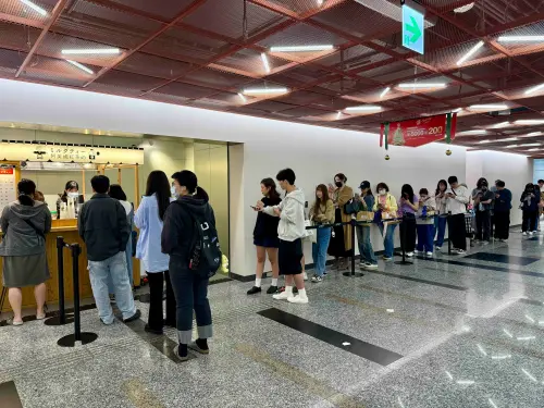 ▲台南「阿美嬤紅茶奶」到台北Dream Plaza快閃，記者直擊平日現場30人排隊。（圖／記者蕭涵云攝）