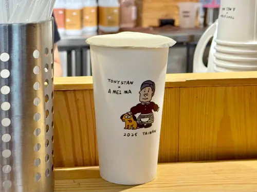 ▲「阿美嬤紅茶奶」聯名插畫家「屎蛋強尼」。（圖／記者蕭涵云攝）