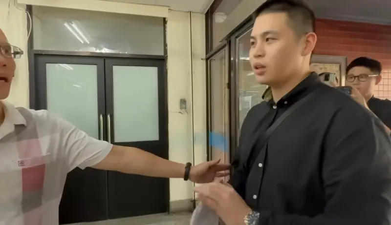 ▲閩南狼今赴台中市警局「自首」，遭警方拒絕。（圖／翻攝閩南狼Threads）