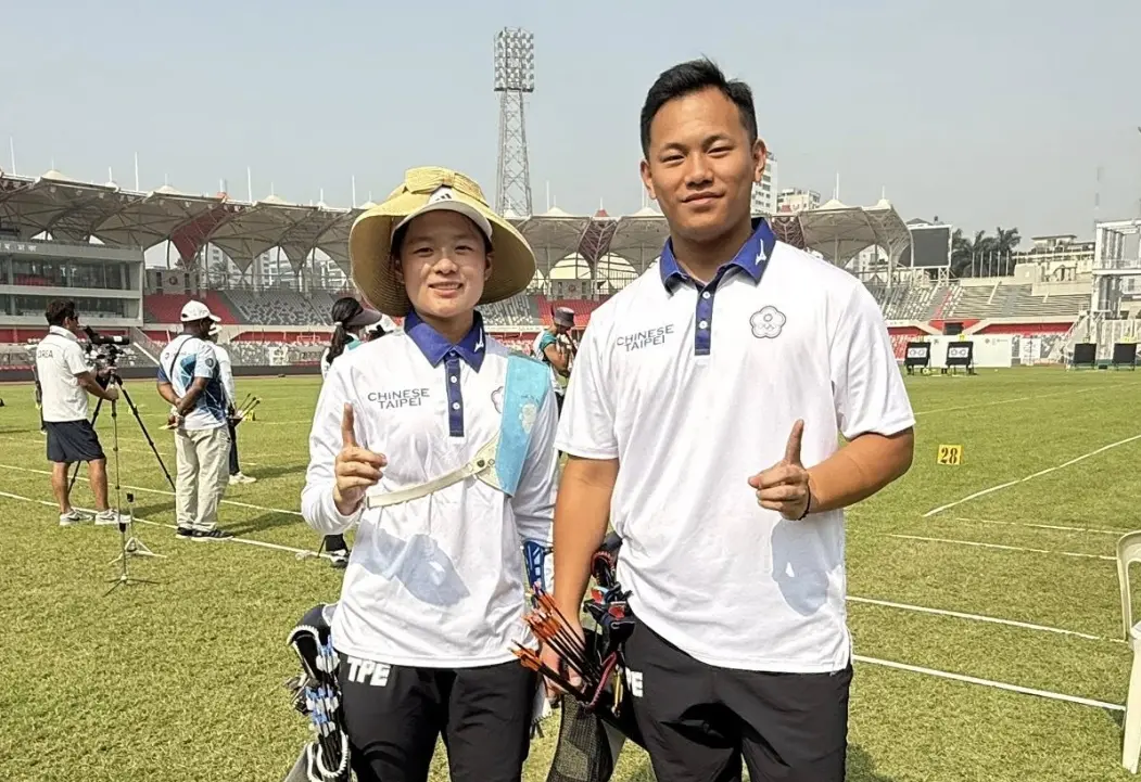 ▲中華射箭隊國手戴宇軒與李彩綺在亞洲射箭錦標賽反曲弓混雙金牌戰，以6：2逆轉烏茲別克組合，成功為台灣射下睽違10年的首面亞錦賽金牌，追平隊史最佳成績。（圖／射箭協會提供）