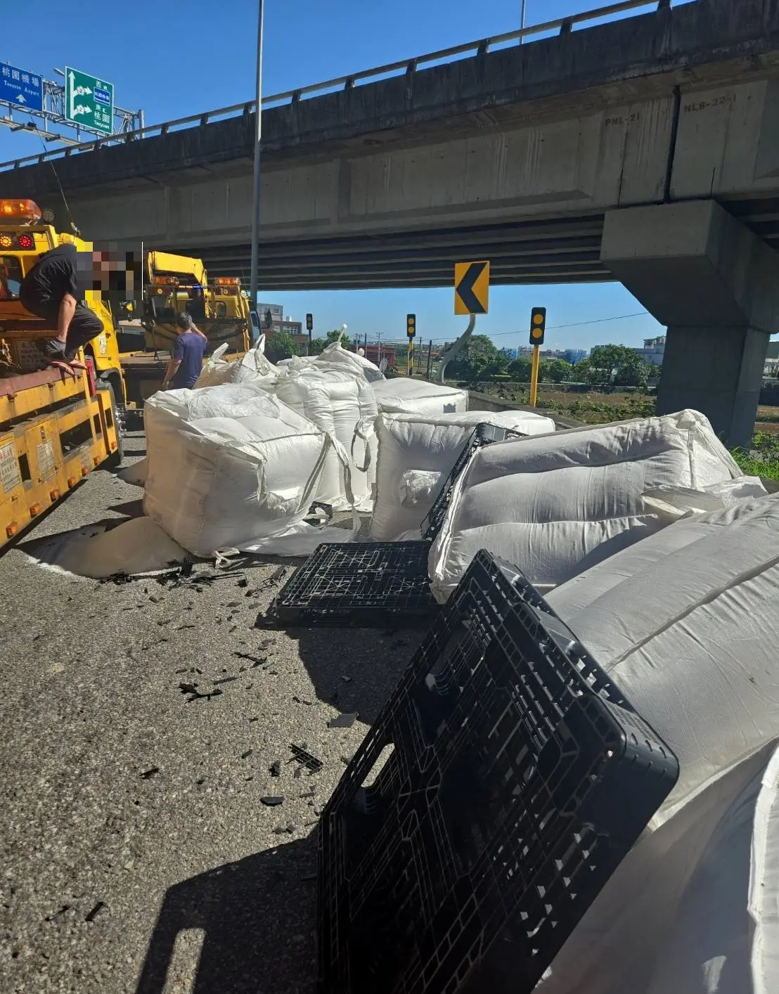雞籠、太空包掉路上！國道頻傳貨物散落 最重罰款金額曝