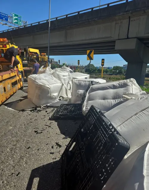 雞籠、太空包掉路上！國道頻傳貨物散落　最重罰款金額曝
