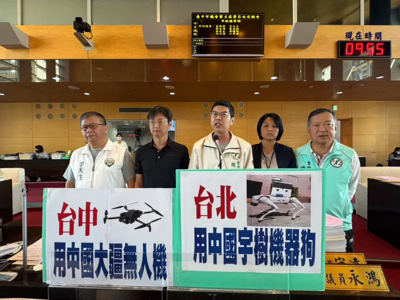 ▲議員曾朝榮指出，10月26日龍井火災現場照片，消防人員操作大疆無人機。(圖／柳榮俊攝2025.11.14)