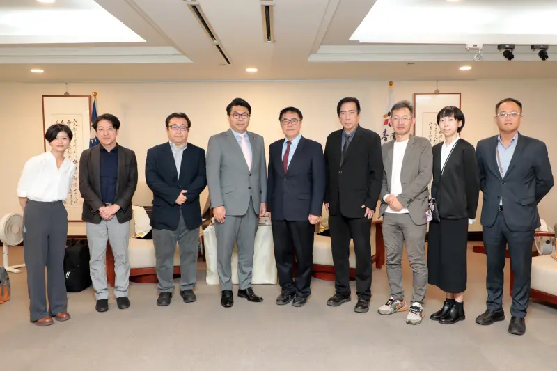 ▲日本北海道美唄市櫻井恒市長今（14）日下午率該市經濟觀光課職員及「一般社團法人Stay美唄」代表一行7人蒞府拜會市長黃偉哲。（圖／南市府提供） 