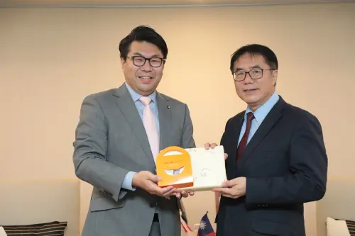 ▲櫻井恒致贈美唄市特產給黃偉哲。（圖／南市府提供） 