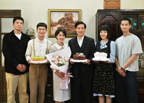 ▲尹昭德（右3）戲份殺青，同劇演員們不捨，送上頂針作為紀念。（圖／台視）