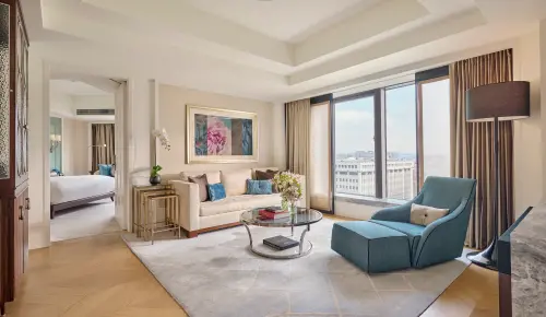 ▲台北文華東方推出「萬享扇悅時光」住房快閃專案，每房每晚2萬元整即可雙人入住寬敞舒適的「行政都會套房」。