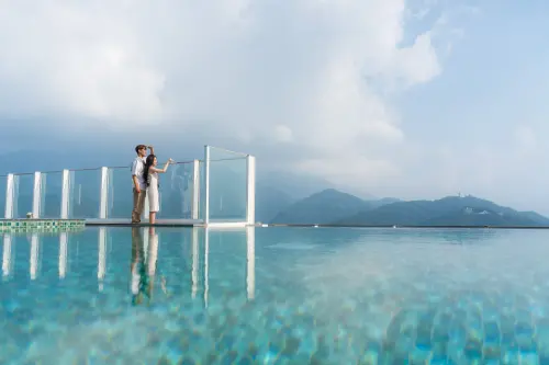 ▲位在日月潭的高檔度假飯店「漢來日月行館」將推出週年慶優惠，此為飯店無邊際泳池。（圖／漢來日月行館提供）