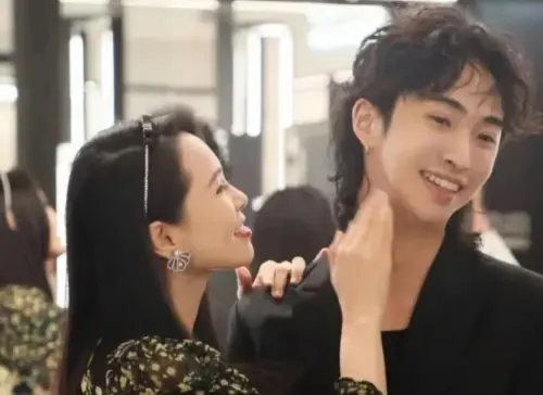 ▲伊能靜（左）因兒子恩利（右）的告白而淚崩。（圖／微博@每天起床就說草）